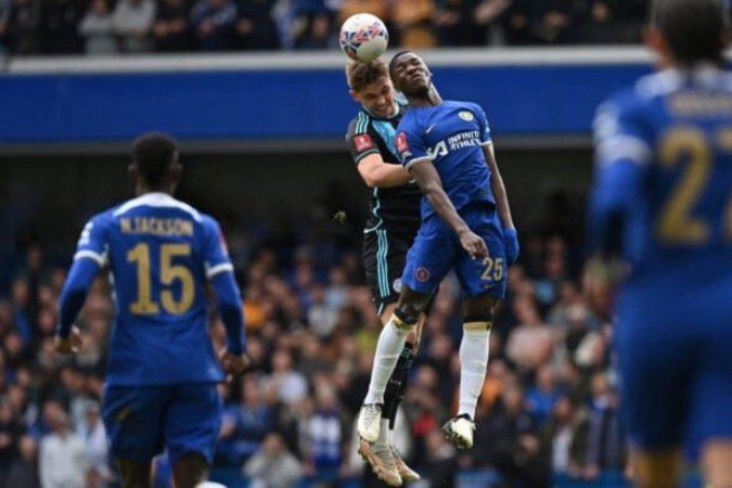 Cucurella corre para comemorar o seu gol, o primeiro do Chelsea sobre o Leicester - (crédito: Foto: Glyn Kirk/AFP via Getty Images) Cucurella corre para comemorar o seu gol, o primeiro do Chelsea sobre o Leicester - (crédito: Foto: Glyn Kirk/AFP via Getty Images)