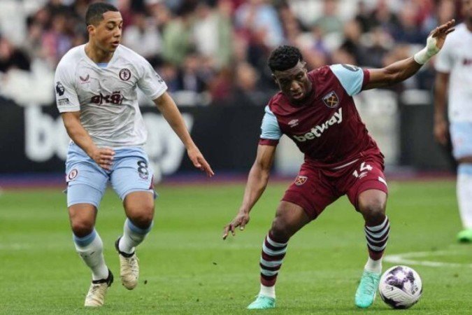 O empate entre West Ham e Aston Villa foi repleto de chances de gol para as duas equipes, além de divididas fortes -  (crédito:  AFP via Getty Images)