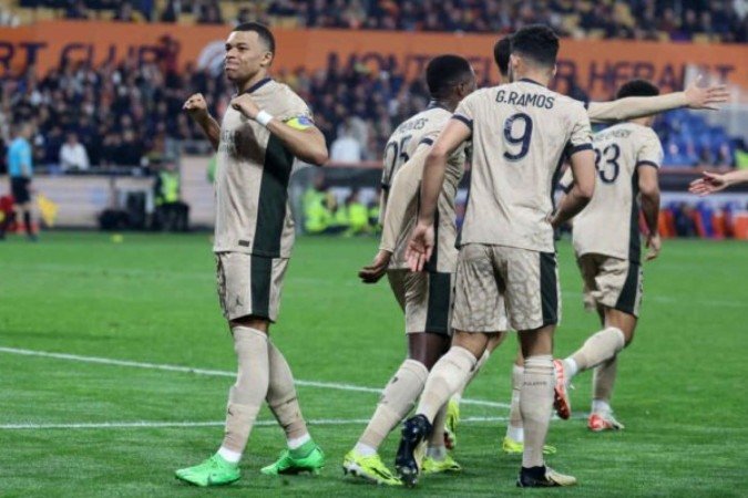 Mbappé comemora um de seus três gols sobre o Montpellier -   -  (crédito: Foto: Pascal Guyot/AFP via Getty Images)