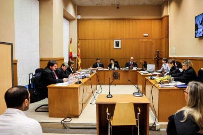 Daniel Alves durante julgamento do Tribunal de Barcelona após receber denúncias por estupro -  (crédito: Foto: Alberto Estevez/Pool/AFP via Getty Images)