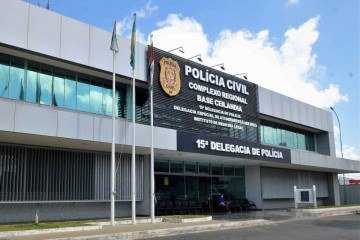 O homem foi preso pelos policiais do 8º Batalhão, que levou o suspeito, assim como a arma branca, para a 15ª Delegacia de Polícia -  (crédito: Acácio Pinheiro/Agência Brasília)