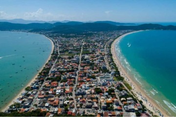 Bombinhas conta com 25.058 habitantes, de acordo com o Censo 2022 do IBGE. Prefeitura da cidade catarinense está com editais abertos para concurso público -  (crédito: Reprodução/MySide Imóveis)