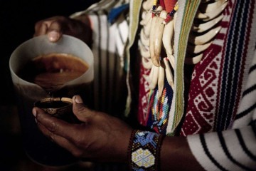  Picture taken on August 9, 2014 of a healer starting a Yage ceremony  in La Calera, Cundinamarca department, Colombia. Yage, a mixture of the Ayahuasca hallucinogenic liana and a psychoactive bush, attracts many people in Colombia, who seek to participate in a traditional indigenous ritual of spiritual and physical healing impossible to realize in many countries where these plants are considered drugs. AFP PHOTO/EITAN ABRAMOVICH
      Caption  -  (crédito: EITAN ABRAMOVICH/AFP)
