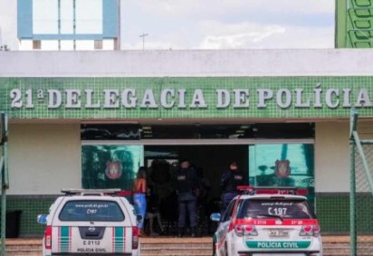 Entrada da 21ª delegacia de policia no DF -  (crédito: Foto: Vinícius de Melo / Agência Brasilia)