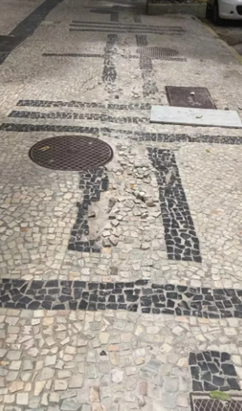Em dezembro de 2023, uma empresa de telefonia fez um serviço em uma rua em Copacabana, no Rio de Janeiro, e acabou danificando a calçada de pedras portuguesas. -  (crédito: Reprodução/Redes Sociais)