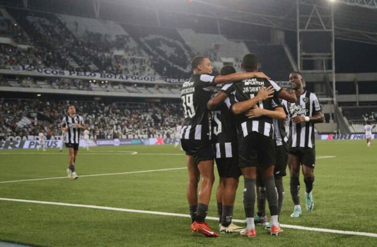 Fábio Matias explica substituições no Botafogo: ‘Não vejo problema em mexer no primeiro tempo’