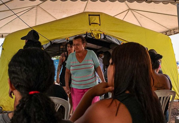 Tenda no Sol Nascente estava lotada de pacientes a procura de atendimento -  (crédito: Fotos: Kayo Magalhães/CB/D.A Press)
