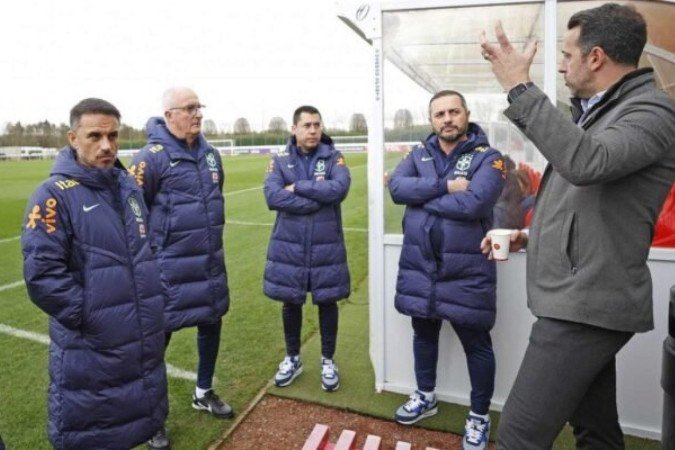 Dorival e comissão técnica da Seleção conversam com Edu Gaspar -  (crédito: Foto: Rafael Ribeiro/CBF)