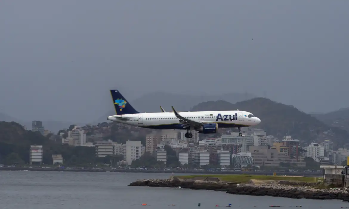 Fiscais apuram condições de trabalho em aeroportos do Rio -  (crédito: EBC)