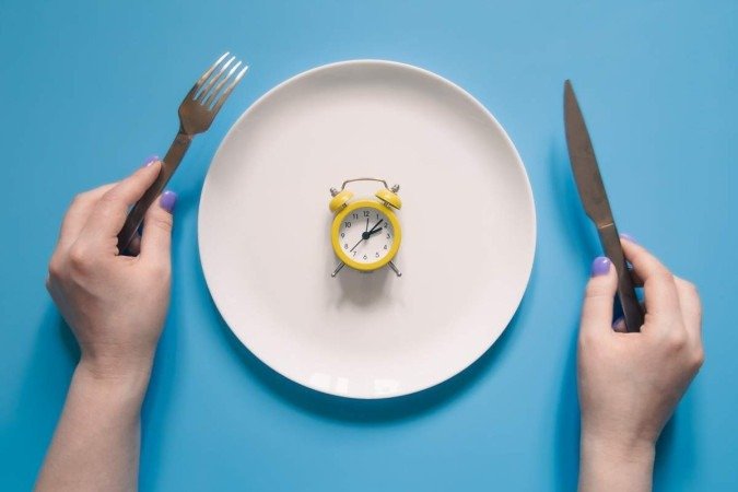 A chamada janela — indivíduo que fica entre 14 e 16 horas sem comer — pode levar a riscos como fadiga, tonturas e desequilíbrios eletrolíticos - (crédito: freepik/ pvproductions) A chamada janela — indivíduo que fica entre 14 e 16 horas sem comer — pode levar a riscos como fadiga, tonturas e desequilíbrios eletrolíticos - (crédito: freepik/ pvproductions)