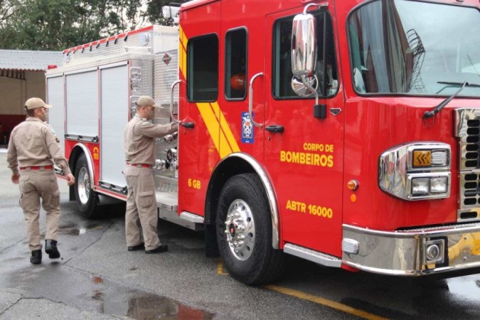 Segundo os bombeiros, o socorrista, parente das vítimas, foi reconfortado por colegas -  (crédito: Divulgação/SESP-PR)