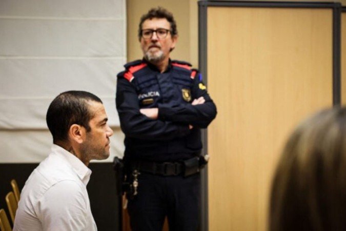 Daniel Alves observa análise dos juízes durante o julgamento de sua acusação de estupro - (crédito: Foto: Jordi Borras/Pool/AFP via Getty Images) Daniel Alves observa análise dos juízes durante o julgamento de sua acusação de estupro - (crédito: Foto: Jordi Borras/Pool/AFP via Getty Images)