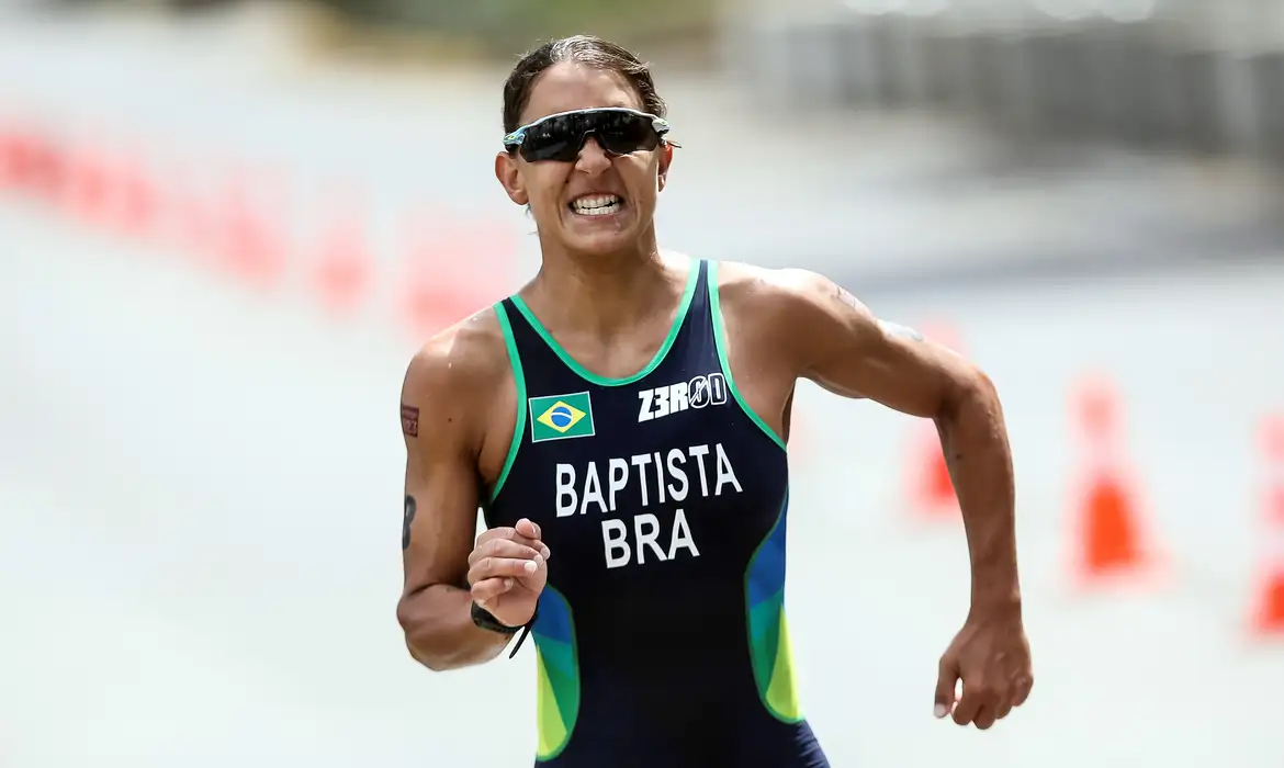 Triatleta Luisa Baptista dá primeiros passos após sofrer atropelamento -  (crédito: EBC)