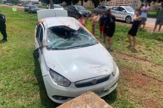 Fiat Grand/Siena danificado após o criminoso se chocar com outro veículo e ter capotado com o carro - (crédito: Divulgação/PMDF) Fiat Grand/Siena danificado após o criminoso se chocar com outro veículo e ter capotado com o carro - (crédito: Divulgação/PMDF)