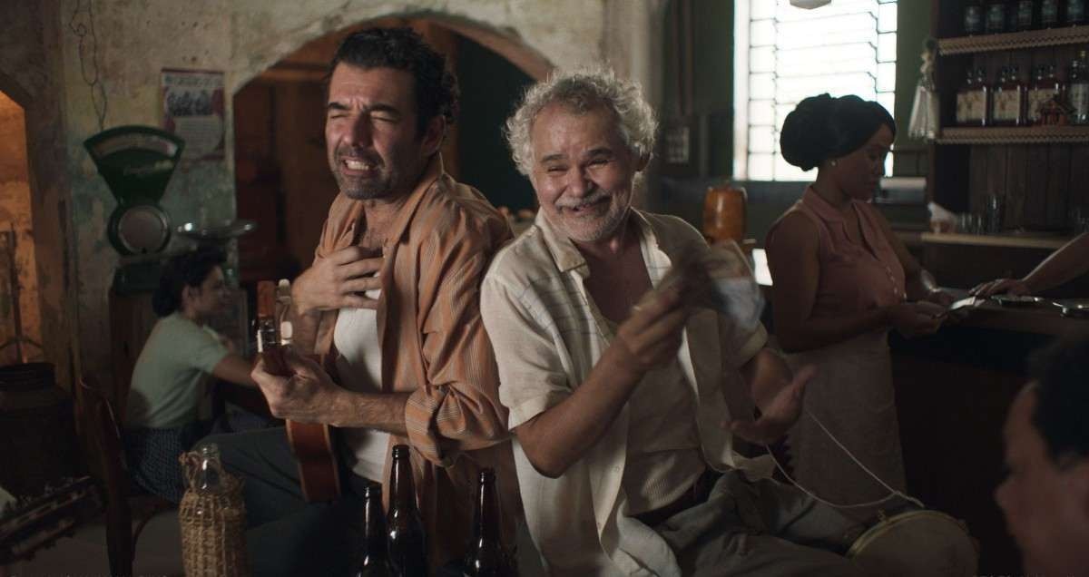 Uma aglomeração festiva no samba com sotaque paulista chega ao cinema