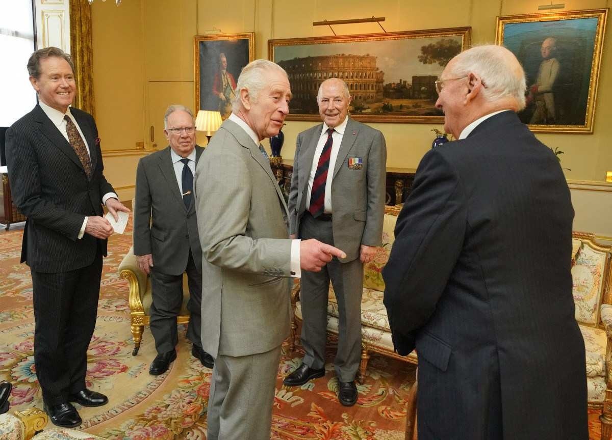 Rei Charles III aparece em foto no Palácio de Buckingham após rumores sobre saúde