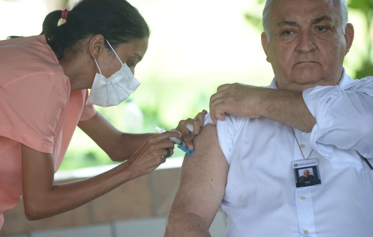  19/03/2024 Credito: Ed Alves/CB/DA.Press. Cidades. Vacinação contra gripe. Para 60 anos ou mais - professores. Local Posto de Saude da 612 Sul. 