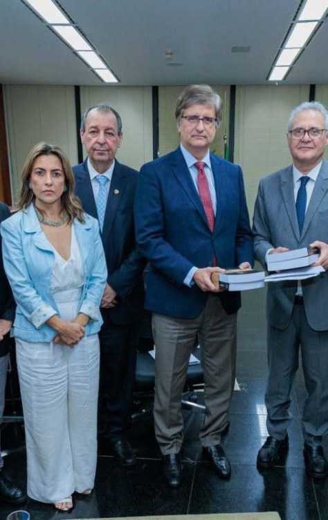 Gonet com senadores: na avaliação deles, indiciamento de Bolsonaro pela PF justifica nova análise -  (crédito: Reprodução/redes sociais)