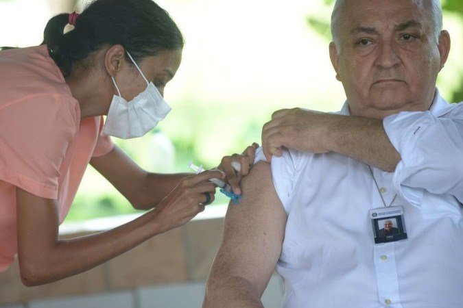  19/03/2024 Credito: Ed Alves/CB/DA.Press. Cidades. VacinaÃ§Ã£o contra gripe. Para 60 anos ou mais - professores. Local Posto de Saude da 612 Sul. 