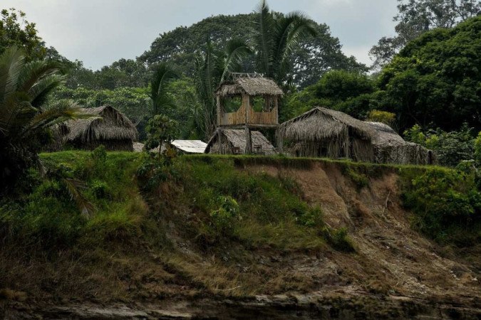 Além das cheias, que prejudicam a produção de alimentos, a erosão coloca em risco aldeias como essa na terra indígena Katukina-Kaxinawa -  (crédito:  Carlos Vieira CB/DA Press)