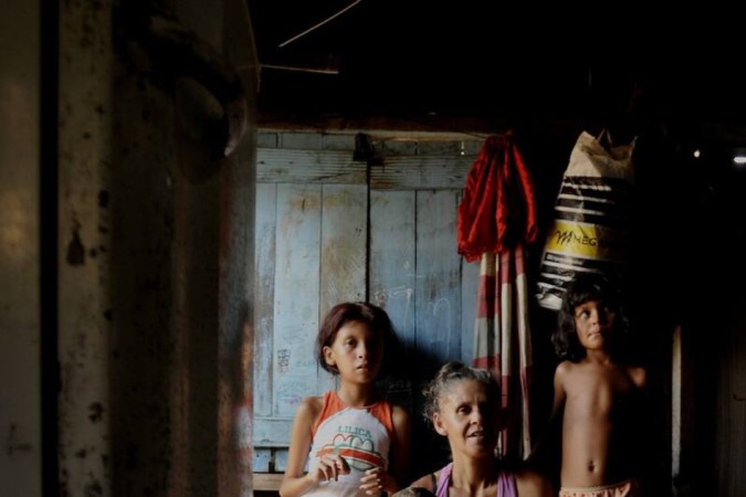 Shirlei Maria Guerra com os filhos Naira, Laiane e Gael: rotina de mudanças provocada pelas cheias
 -  (crédito: Fotos: Carlos Vieira/CB/D.A Press)
