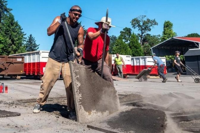 Muitos dos projetos de despavimentação são realizados por voluntários -  (crédito: ELLE HYGGE)