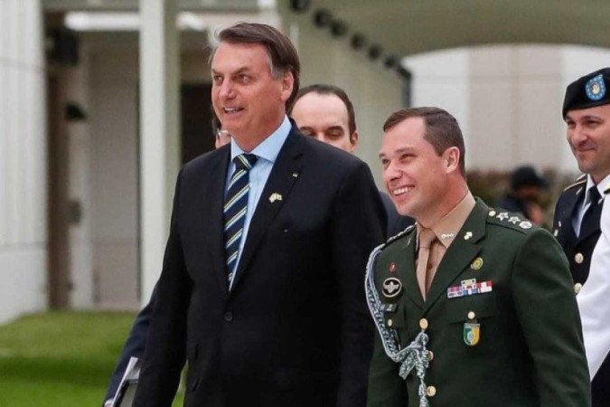 Bolsonaro com Mauro Cid: primeiro indiciamento formal do ex-presidente em inquérito em tramitação no STF -  (crédito: Alan dos Santos/PR)