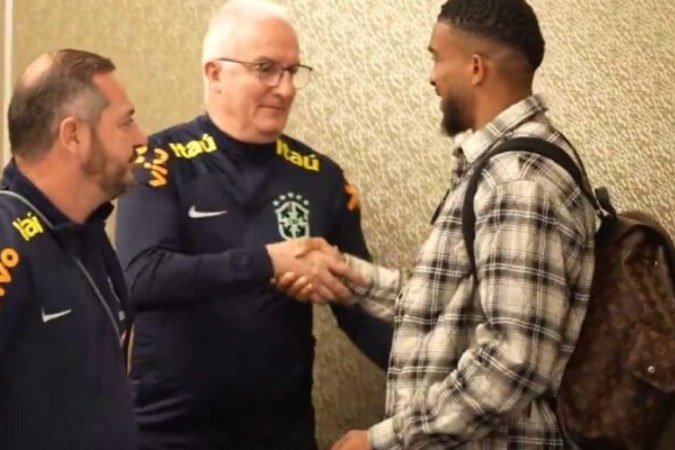 Bremer saúda o técnico da Seleção Brasileira, Dorival Júnior - (crédito: Foto: Reprodução Twitter @CBF_Futebol) Bremer saúda o técnico da Seleção Brasileira, Dorival Júnior - (crédito: Foto: Reprodução Twitter @CBF_Futebol)