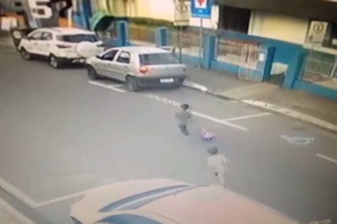 Câmera de segurança flagra duas crianças fugindo de creche em Balneário Camboriú  -  (crédito: Reprodução/ Instagram/ reporterpauloroberto)