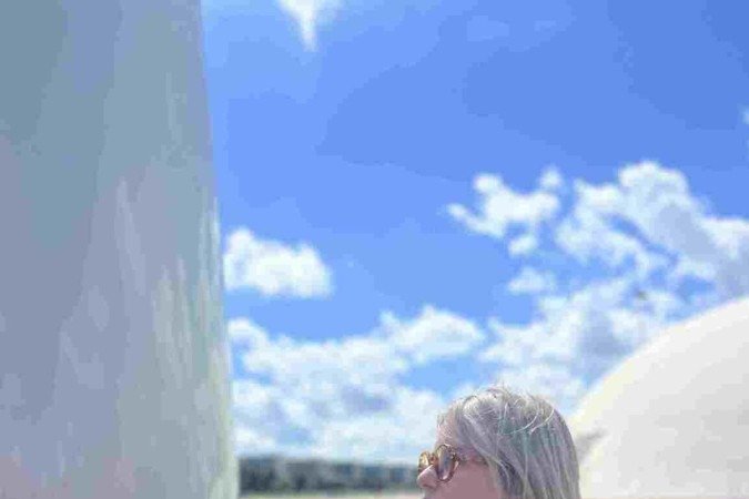 Gisela Colón criou totens que mudam de cor de acordo com a incidência da luz