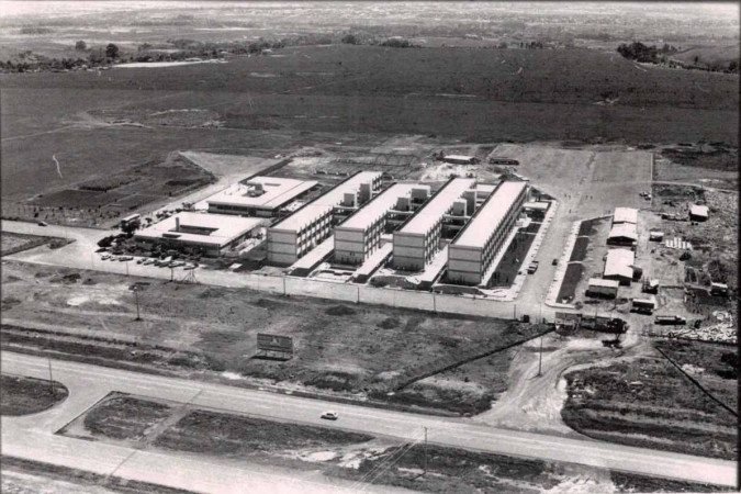 Fotografia histórica da construção da Universidade Católica de Brasília em Taguatinga. - (crédito: Arquivo UCB) Fotografia histórica da construção da Universidade Católica de Brasília em Taguatinga. - (crédito: Arquivo UCB)