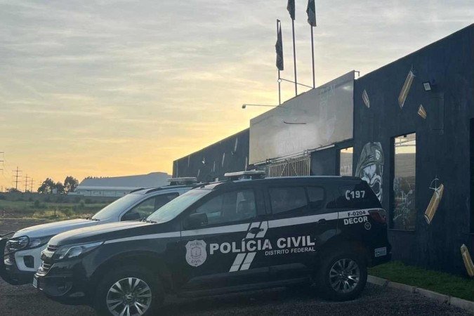 Polícia Civil dá início, nesta terça-feira (19/03), à Operação Processo Legal, que investiga suspeitos de envolvimento com comércio ilegal de armas de fogo
- (crédito: Polícia Civil ) Polícia Civil dá início, nesta terça-feira (19/03), à Operação Processo Legal, que investiga suspeitos de envolvimento com comércio ilegal de armas de fogo
- (crédito: Polícia Civil )