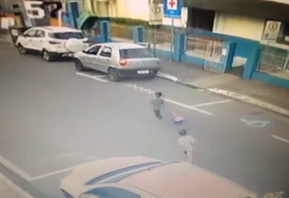 Vídeo flagra crianças de 3 anos fugindo de creche em Balneário Camboriú