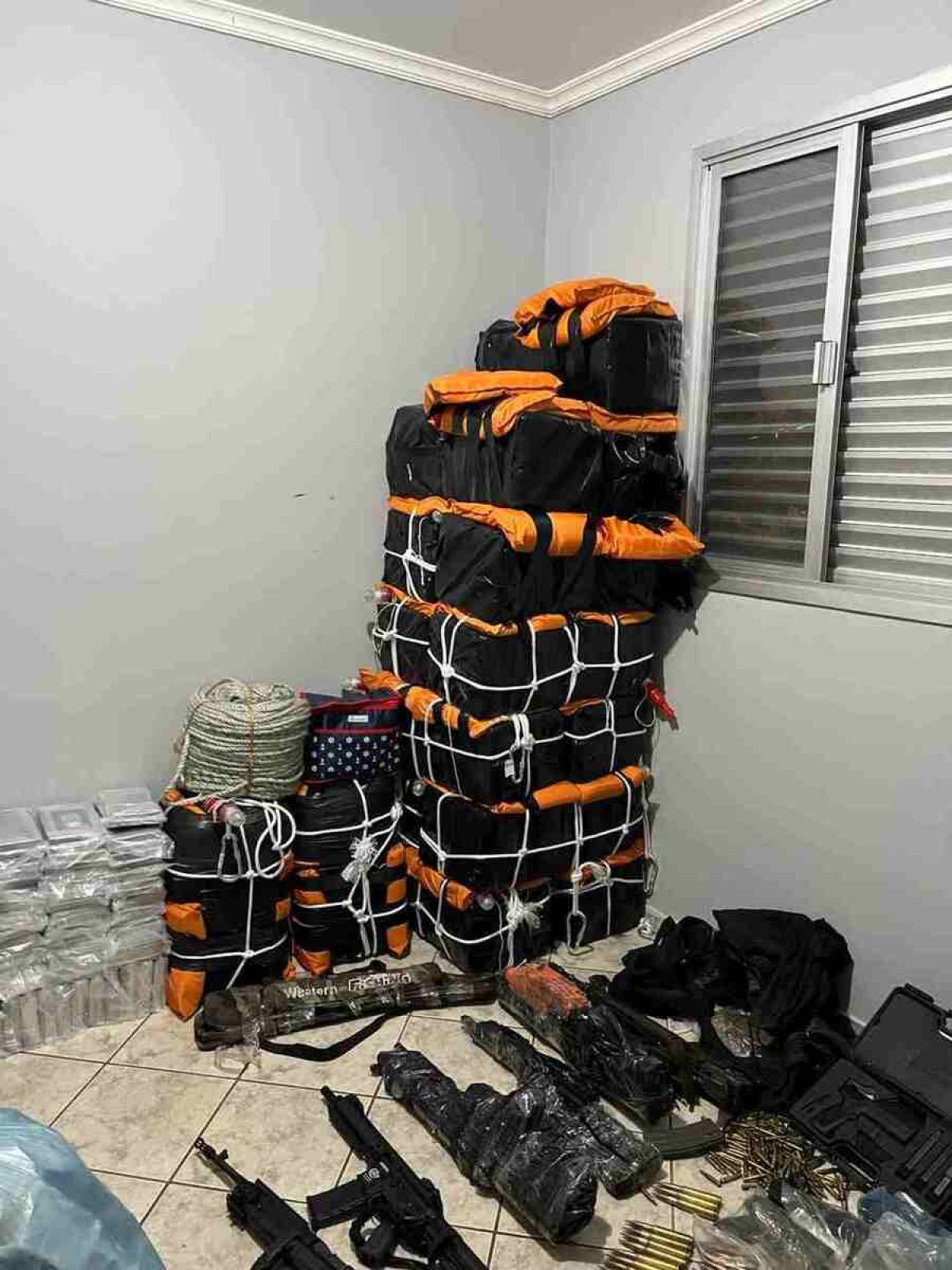 PF apreende cerca de 1.3 tonelada de cocaína, armas e munições em Santa Catarina 