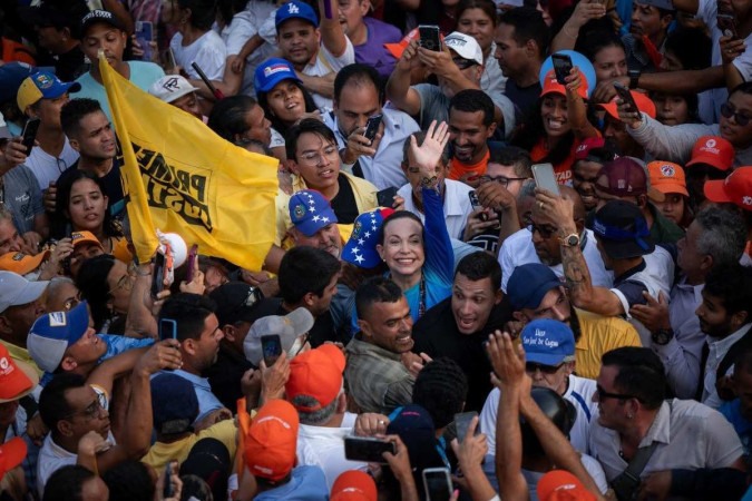 María Corina Machado (C) entre simpatizantes, durante comício em Valencia, no departamento de Carabobo -  (crédito: Gabriela Oraa/AFP)