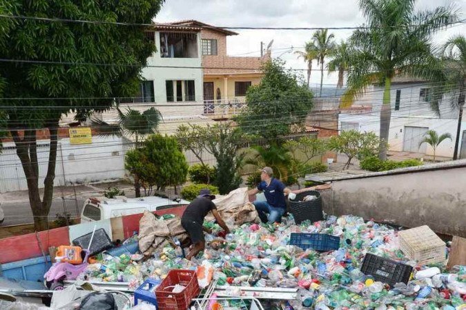  13/03/2024 Credito: Ed Alves/CB/DA.Press. Cidades Fragante terreno repleto de entulho no Areal QS 11. 