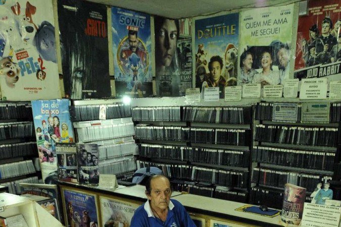  20/03/2024 Crédito: Carlos Vieira CB/DA Press. Brasília DF. Revista. Vida analógica. Francisco Carlos Pimentel, dono de locadora de vídeos. 