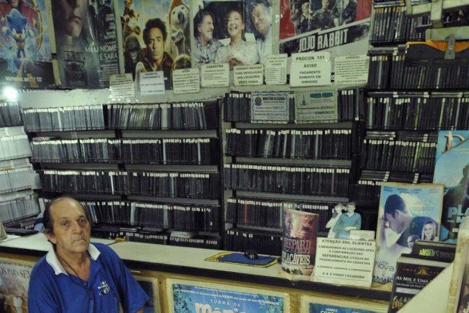  20/03/2024 Crédito: Carlos Vieira CB/DA Press. Brasília DF. Revista. Vida analógica. Francisco Carlos Pimentel, dono de locadora de vídeos. 