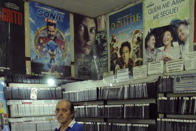  20/03/2024 Crédito: Carlos Vieira CB/DA Press. Brasília DF. Revista. Vida analógica. Francisco Carlos Pimentel, dono de locadora de vídeos. 