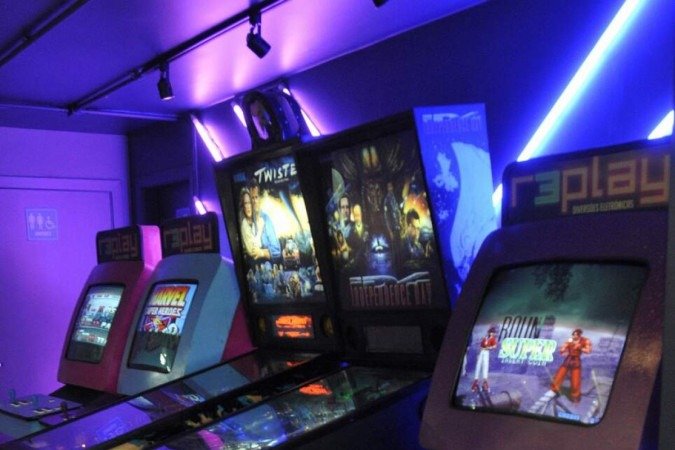  20/03/2024 Crédito: Carlos Vieira CB/DA Press. Brasília DF. Revista. Vida analógica. Lindemberg Pinto, dono de hamburgueria com fliperama.