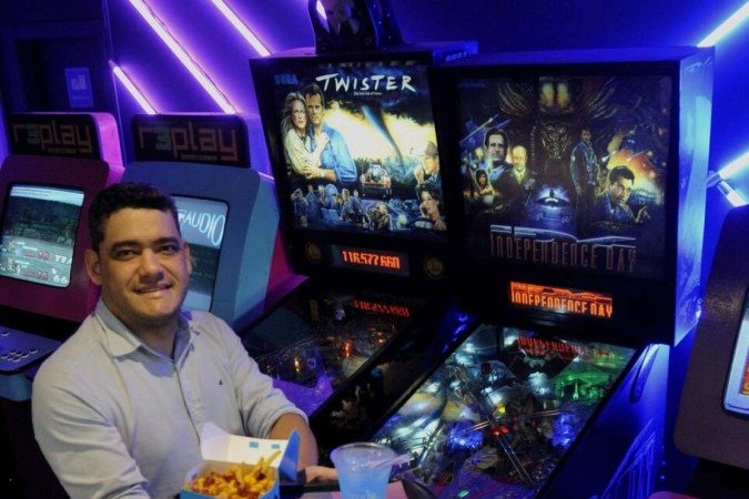 Lindemberg Pinto criou uma hamburgueria cujo atrativo são máquinas de fliperama