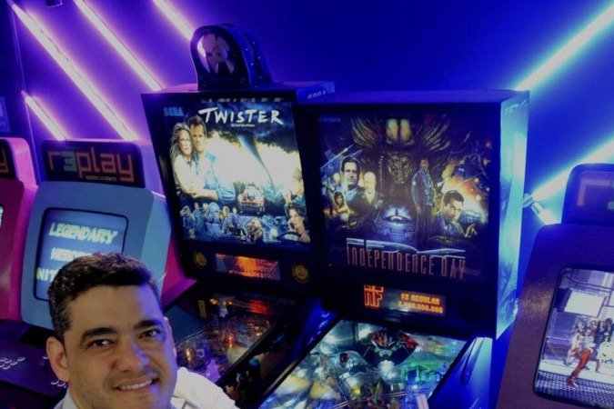  20/03/2024 Crédito: Carlos Vieira CB/DA Press. Brasília DF. Revista. Vida analógica. Lindemberg Pinto, dono de hamburgueria com fliperama.