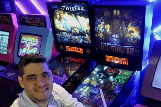  20/03/2024 Crédito: Carlos Vieira CB/DA Press. Brasília DF. Revista. Vida analógica. Lindemberg Pinto, dono de hamburgueria com fliperama.