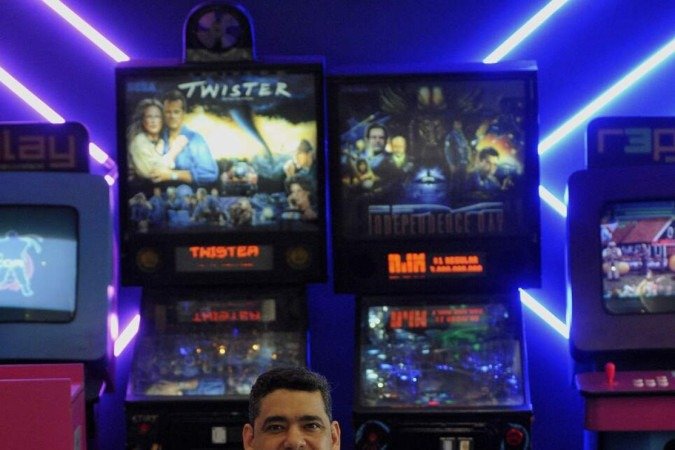  20/03/2024 Crédito: Carlos Vieira CB/DA Press. Brasília DF. Revista. Vida analógica. Lindemberg Pinto, dono de hamburgueria com fliperama.