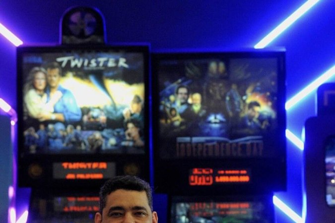  20/03/2024 Crédito: Carlos Vieira CB/DA Press. Brasília DF. Revista. Vida analógica. Lindemberg Pinto, dono de hamburgueria com fliperama.