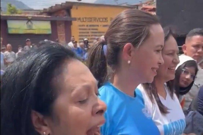 Dignora Hernández discursa ao lado de Corina, em Timotes, no estado de Mérida, duas semanas atrás 