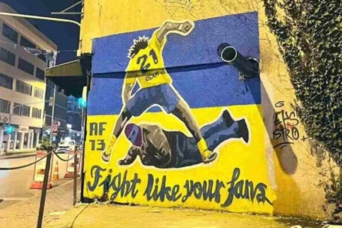 Osayi-Samuel recebe homenagem da torcida do Fenerbahçe em muro na Turquia — Foto: Reprodução/Redes sociais -  (crédito: Foto: Reprodução/Redes sociais)