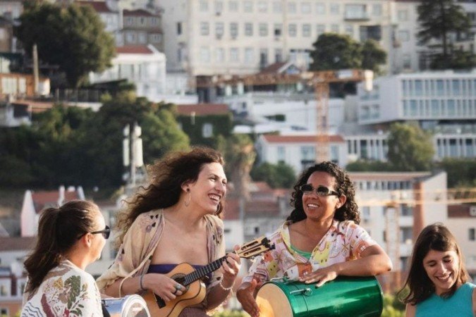  2024. Revista do Correio,  Coletivo Gira, formado pelas brasileiras Kali Peres, no cavaquinho e voz, Emili Pereira e Tida Pinheiro e a francesa Meli Huart