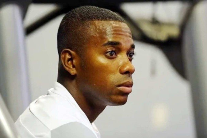 Robinho: Justiça de Santos expede mandado de prisão contra jogador