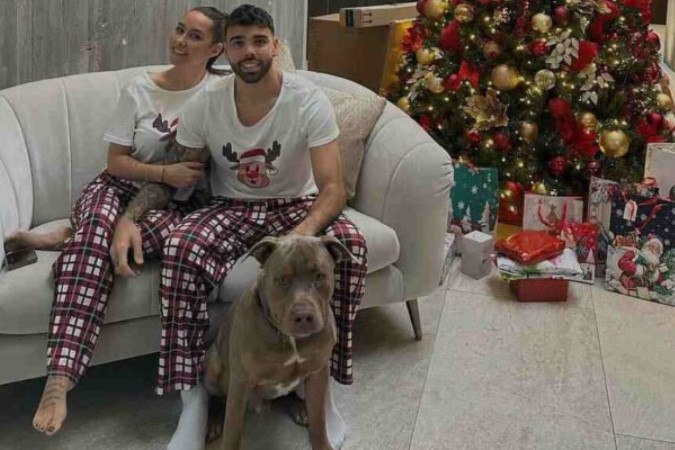 David Reyna posou para foto de família no último Natal ao lado do cachorro - Foto: Reprodução/Instagram -  (crédito: Foto: Reprodução/Instagram)